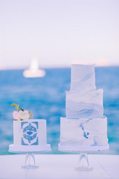 wedding cakes in front of sea in elopement in Paros