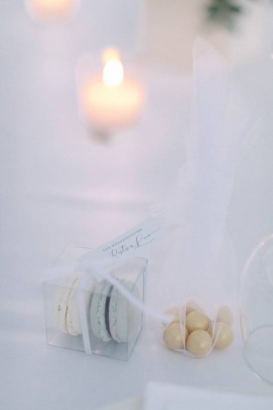 Minimal and chic wedding favors in clear boxes with macarons and gold chocolate crispies with thank you note.