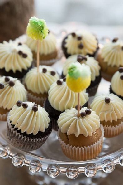 Delicious mini cupcakes with vanilla frosting and chocolate.