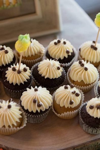 Party cupcakes with white chocolate buttercream and chocolate drops for a boy baptism.