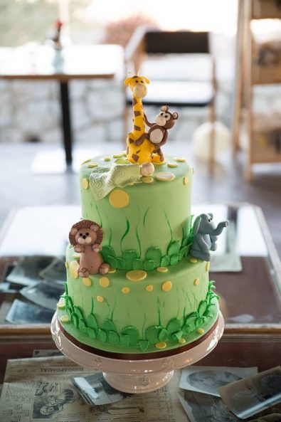 Baby boy first birthday cake with green sugar paste and jungle animals made of sugar paste for a boy baptism.