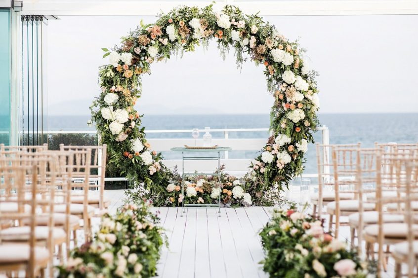 Redboxdays flower decorations on the wedding aisle