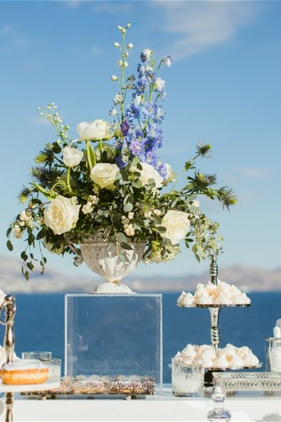 Flowers on candy bar in front of sea and sky