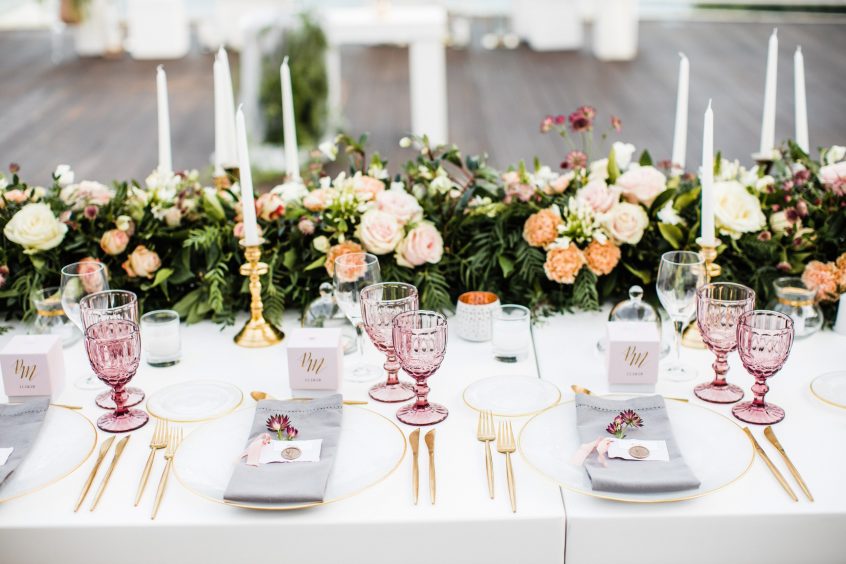 Table setup with candles, flowers, art de la table