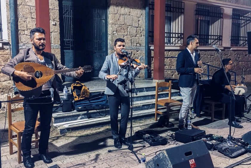 Wedding bands greece Bratimia performing outside