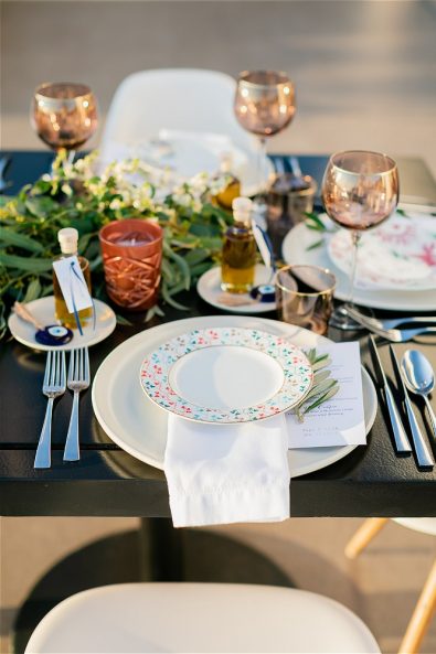 Art de la table with flowers and glassware