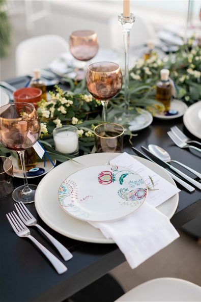 Art de la table setup with candles and flowers